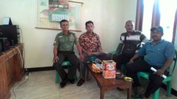 Babinsa Koramil 0816/13 Wonoayu Komsos dengan perangkat desa