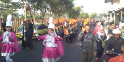 Babinsa Serma Mujito menghadiri undangan kegiatan Jalan Sehat dan Parade Budaya dalam rangka HUT RI ke 73 di wilayah Krian