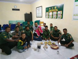 Babinsa 02/Candi bersama masyarakat nobar talkshow Panglima TNI