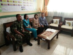 Babinsa Komsos Dengan Guru SMPN 2 Tanggulangin.
