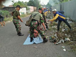 Babinsa datang, tumpukan Sampah di jalanan bersih semua