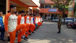 Babinsa melatih PBB siswa SMA Dharma Wanita 1 Gedangan