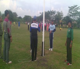 Sambut HUT RI KE-71, Babinsa Koramil 0816/09 Krian Latih Paskibraka