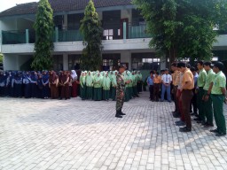 KOMANDAN KORAMIL 12/ PRAMBON MEMBERIKAN PEMBEKALAN KEPADA SISWA / SISWI YANG BARU TENTANG RASA MEMI