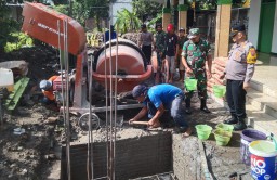 Ciptakan Kondisi Wilayah Yang Sehat , Danramil 0816/11 Pimpin Karya Bhakti Di Desa Gempolklutuk