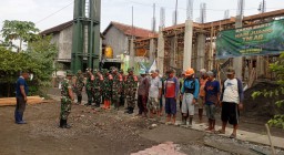 Anggota Koramil 0816/06 Tanggulangin Melaksanakan Giat Karya Bakti Dalam Rangka Hari Juang TNI-AD Ke-79 Tahun 2024