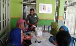 Tingkatkan Kesehatan masyarakat, Babinsa 02 sambangi Poskesdes