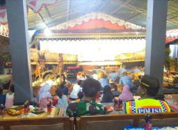Ruwah Desa, Babinsa saksikan pagelaran wayang kulit