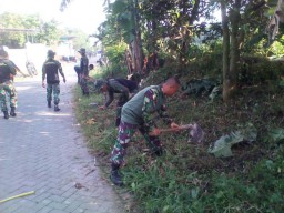 Babinsa Cemeng Bakalan bersama anggota Ki Kav-3/TSC dan warga melaksanakan karya bakti
