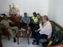 Babinsa Ds. Tambakoso Melaksanakan Komsos Dengan Kades Tambakoso beserta Tokoh Masyarakat