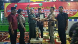 Danramil 0816/01 Sidoarjo kota Menyerahkan Tropy Lomba Inovasi peduli tetangga 2017