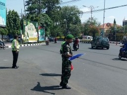 BABINSA BANTU ATUR LALIN DI BUNDARAN TPI SIDORJO