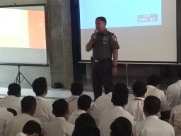 Peltu Puguh Santoso, S.Pdi melaksanakan kegiatan pembekalan materi Wasbang