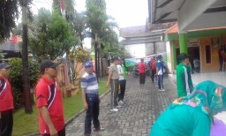 Koramil 17/Gedangan melaksanakan senam bersama forkopimka Gedangan