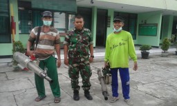 Koramil 0816/07 Krembung melaksanakan pendampingan pengasapan (fogging).