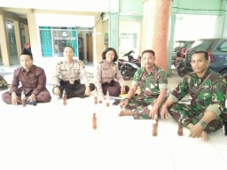 Babinsa 06/ Tanggulangin bersama Bhabinkamtibmas sambang warga