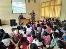 BABINSA KORAMIL 01/KOTA TANAMKAN SEMANGAT WAWASAN KEBANGSAAN DAN BELA NEGARA SEJAK DINI DI SD WIDYA