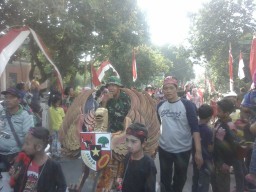 Semarak HUT RI ke 71 dengan Pawai Rakyat di Wilayah Koramil 0816/11 Tarik.