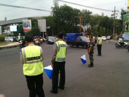 Babinsa Ramil 01/Kota Sidoarjo bantu polisi atur lalu lintas