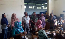 Babinsa 06/Tanggulangin komsos dengan warga binaannya