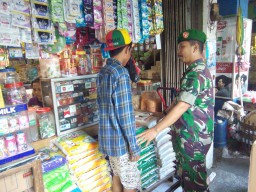 Koramil 02/Candi Pantau Harga Sembako Jelang Lebaran