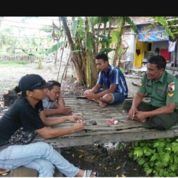 Waspadai bahaya radikalisme, Babinsa 04 aktif dalam kegiatan komsos.