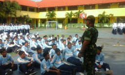 Wawasan Kebangsaan dan bela negara dalam rangka pengenalan lingkungan sekolah SMP Yapalis Krian