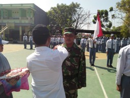 Babinsa Koramil 0816/18 Sedati bersama Forkopimka Sedati gelar pengukuhan 73 orang anggota Paskibra