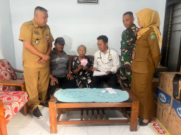 Babinsa Porong Dampingi Penyaluran Bantuan Baznas untuk Warga Gedang