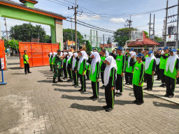 Babinsa Koramil 09/Krian Latih PBB Siswa Kelas VII SMPN 3 Krian