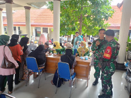 Babinsa Keboansikep Pantau Penyaluran BLTS Kesra Tahap II di Kecamatan Gedangan