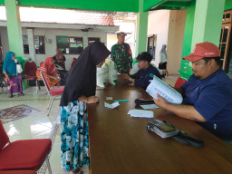Babinsa Koramil 0816/13 Wonoayu Dampingi Penyaluran Bantuan Pangan di Simoketawang