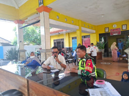 Babinsa Koramil 0816/13 Hadirkan Senyum Warga Lewat Pendampingan Bansos