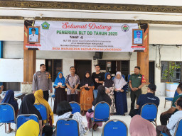 Babinsa Koramil 0816/10 Balongbendo Dampingi Penyaluran BLT-DD, Wujud Kepedulian untuk Warga Waruberon”
