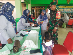 Babinsa Koramil 0816/13 Wonoayu Kawal Posyandu Komprehensif: Wujudkan Generasi Sehat dan Lansia Terawat di Desa Simoketa
