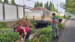 Kerja Bhakti Kesiapsiagaan Banjir, Warga Waruberon Bersatu Bersihkan Irigasi