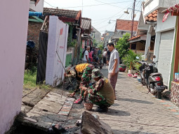 Gotong Royong Cegah Banjir: Koramil 0816/18 Sedati Bersama Warga Bersihkan Saluran Air di Desa Pulungan