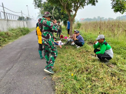 Sinergi Pagi Hari Bangun Lingkungan Bersih: Koramil 0816-10/Balongbendo Bersama Forkopimka dan Warga Gelar Kerja Bakti d