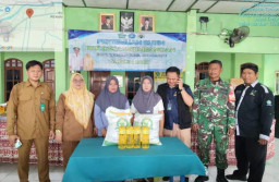 Ringankan Beban Warga, Sertu Karsan Kawal Penyaluran Sembako di Krembangan