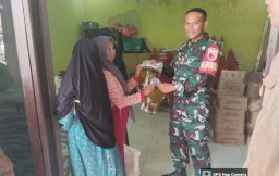 Kawal Bantuan Sosial Tepat Sasaran, Babinsa Sukodono Dampingi Penyaluran Beras dan Minyak Goreng untuk Warga Jogosatru