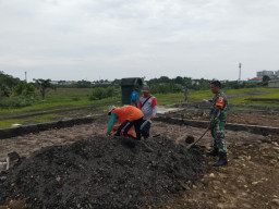Dukung Aksi Nasional Makan Bergizi, Babinsa Gedangan Monitoring Pembangunan Gedung MBG 