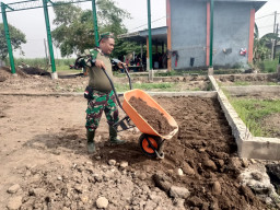 Merajut Kesejahteraan di Desa Kesambi: Babinsa Porong Bahu-Membahu Bangun Gedung Koperasi Merah Putih