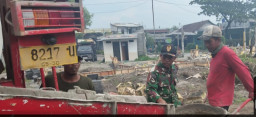 Peran aktif Babinsa Kemiri Kodim 0816 Sidoarjo dalam pembangunan Koperasi Merah Putih.