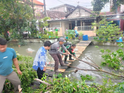 Babinsa Gedangan dan Warga Bersihkan Sungai, Jaga Lingkungan Desa Wedi