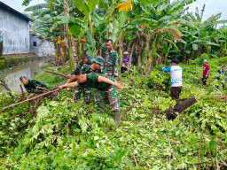 Gotong Royong TNI dan Warga, Sungai Desa Suko Dijaga Bersama