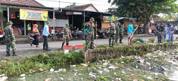 Babinsa Sukodono dan Relawan Bersinergi Bersihkan Sungai Beciro, Aksi Nyata Mitigasi Bencana dan Kepedulian Lingkungan