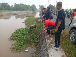 Wujud Kemanunggalan: Peluh dan Gotong Royong Warga Bersama Aparat Amankan Desa Tempel dari Ancaman Bencana.