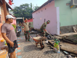Keakraban TNI dan Warga Desa Pulungan Bersihkan Saluran Antisipasi Bencana