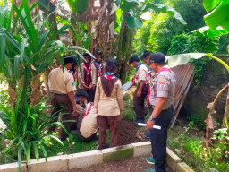 Serka Purnomo Kenalkan Saka Wira Kartika kepada Pramuka SMA Budi Utomo Prambon