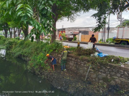 Antisipasi Banjir, Koramil 0816/14 Taman Bersama Warga Gelar Karya Bakti Pembersihan Sungai Petung